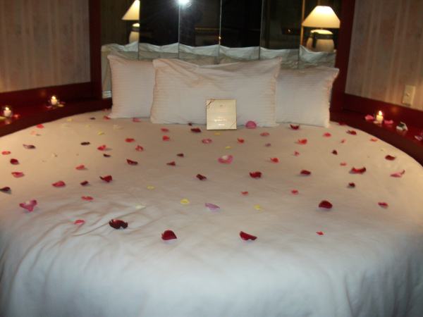 Paradise Streams offers gorgeous romantic rooms for your date night in the Poconos