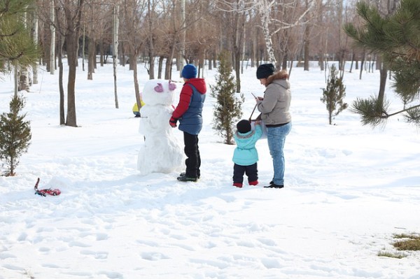 Outdoor Winter Activities for the Whole Family: Six Fun Ideas