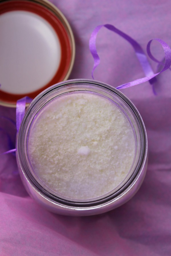 Give mom a handmade gift from the heart with this super easy and inexpensive DIY Lemon Lavender Bath Salts recipe. It's like a little piece of relaxing sunshine! 