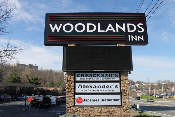 At the The Woodlands Inn, part of the Ascend Hotel Collection®, you never have to leave the property to find great food and fun! 