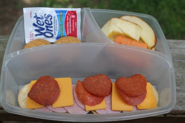 Stop sending the same old boring PB&J. Think outside the sandwich bag with these 10 non-sandwich school lunch ideas for kids (and moms too!). 