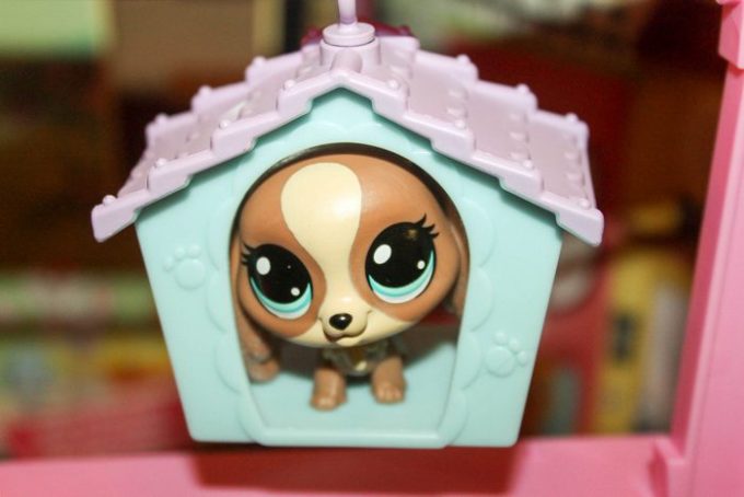 Surprise your little animal lovers & inspire their imagination this holiday season with playsets from Littlest Pet Shop!