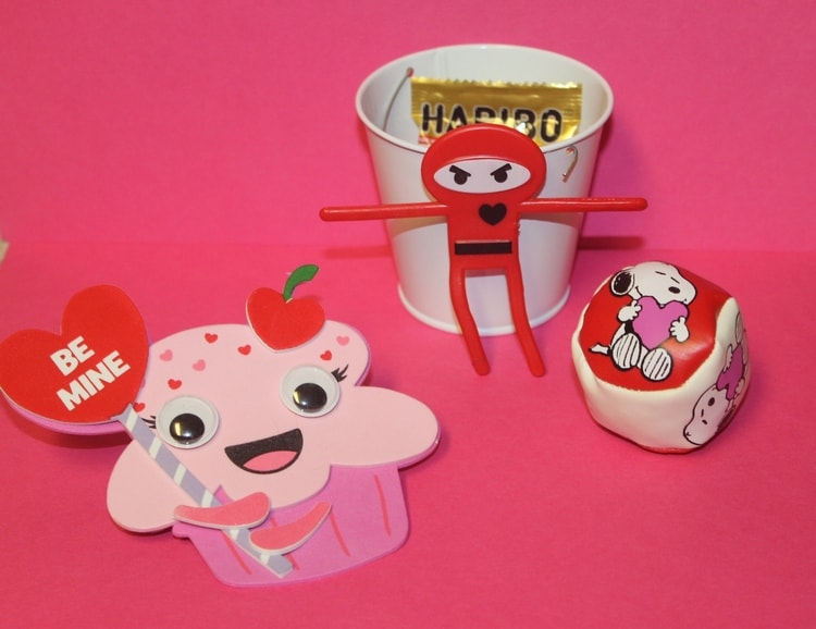 Make a DIY magnetic Valentine's Day treat pail for kids in just minutes. Seriously, it's insanely simple! You could whip up a dozen in under half an hour!