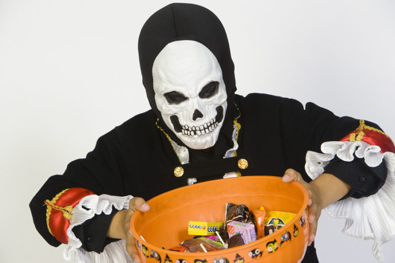 Your tweens don't have to dress up and trick or treat to join the crowds on the streets come Halloween night. Gather a few of their friends and send them off on a Halloween decorations scavenger hunt.
