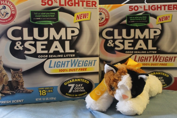 Take the Heavy Lifting Out of Stopping Kitty Odors with Arm & Hammer Clump & Seal Lightweight #ClumpAndSeal