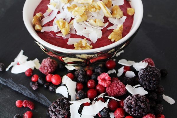 50 Smoothie Bowls & Traditional Smoothie Recipes to Make This Summer
