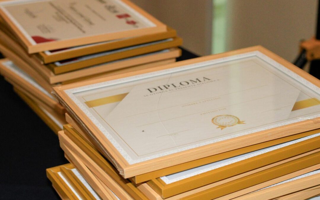 Why Custom College Diploma Frames Make a Graduate Gift Stand Out