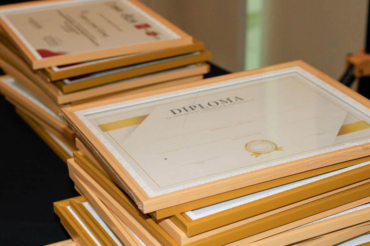 Why Custom College Diploma Frames Make a Graduate Gift Stand Out
